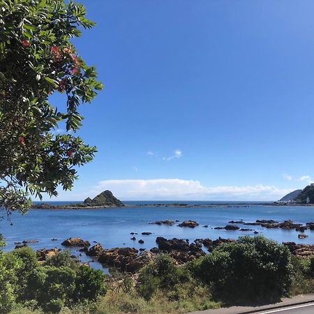 Seafront Haven In Island Bay With Deck, Outdoor Bath, And Parking Leilighet Wellington Eksteriør bilde