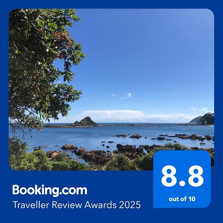 Seafront Haven In Island Bay With Deck, Outdoor Bath, And Parking Leilighet Wellington Eksteriør bilde
