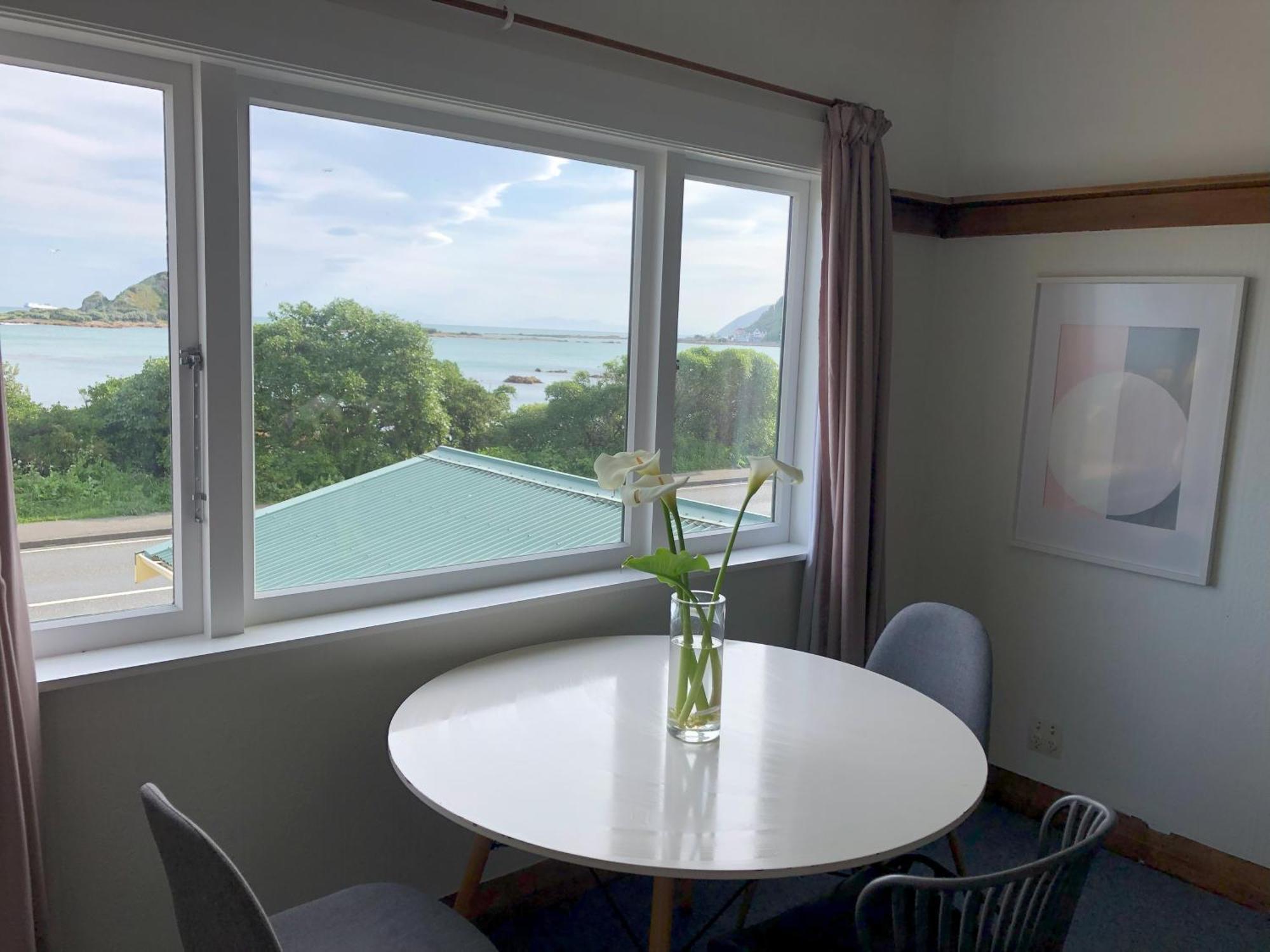 Seafront Haven In Island Bay With Deck, Outdoor Bath, And Parking Leilighet Wellington Eksteriør bilde