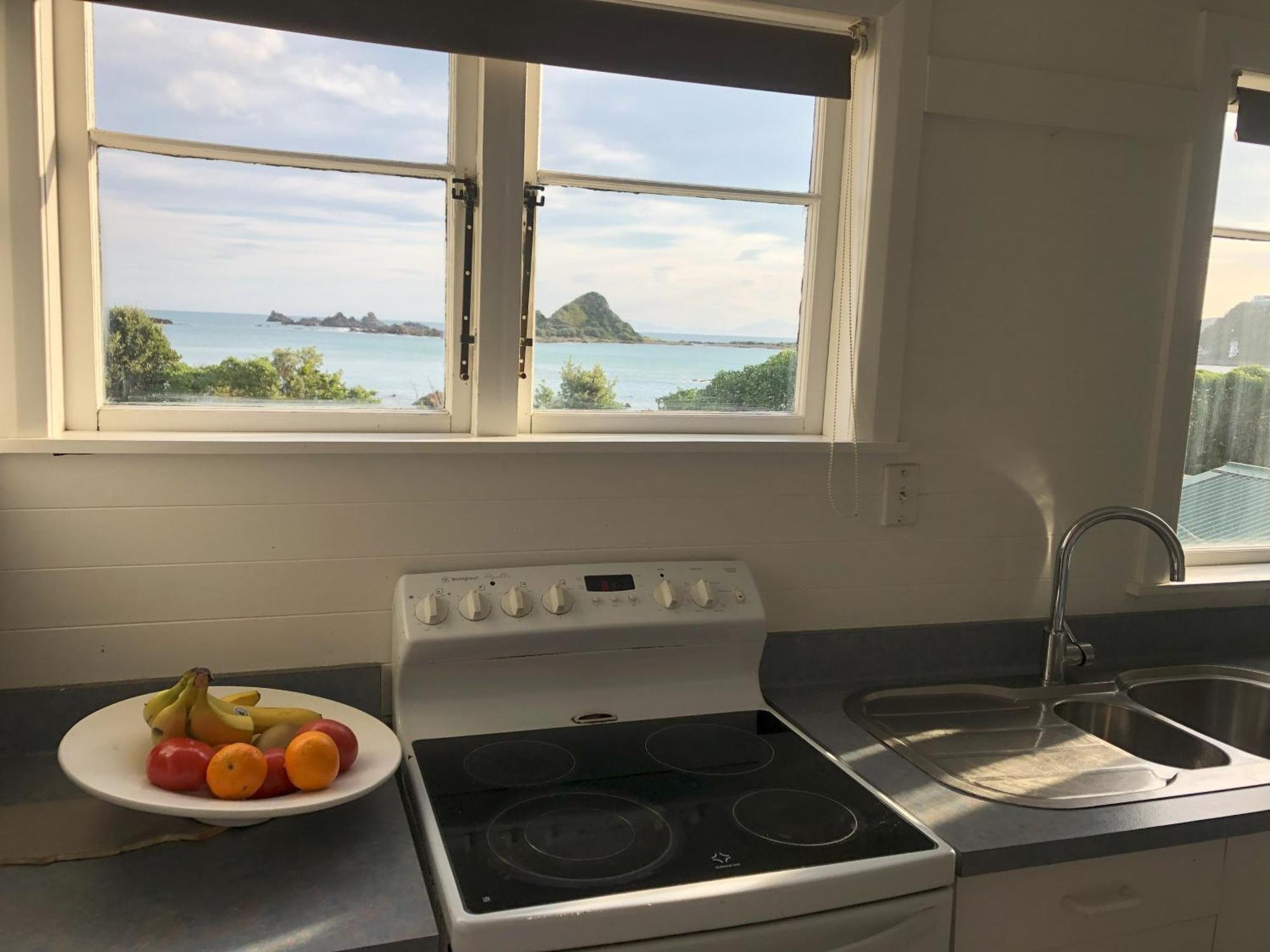 Seafront Haven In Island Bay With Deck, Outdoor Bath, And Parking Leilighet Wellington Eksteriør bilde