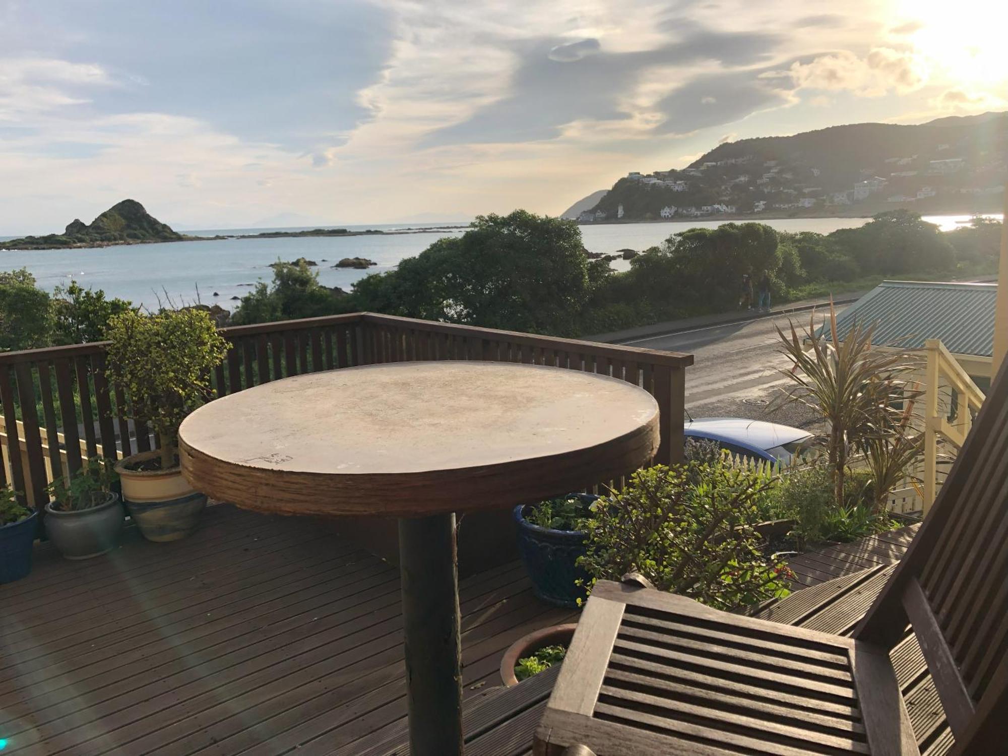Seafront Haven In Island Bay With Deck, Outdoor Bath, And Parking Leilighet Wellington Eksteriør bilde