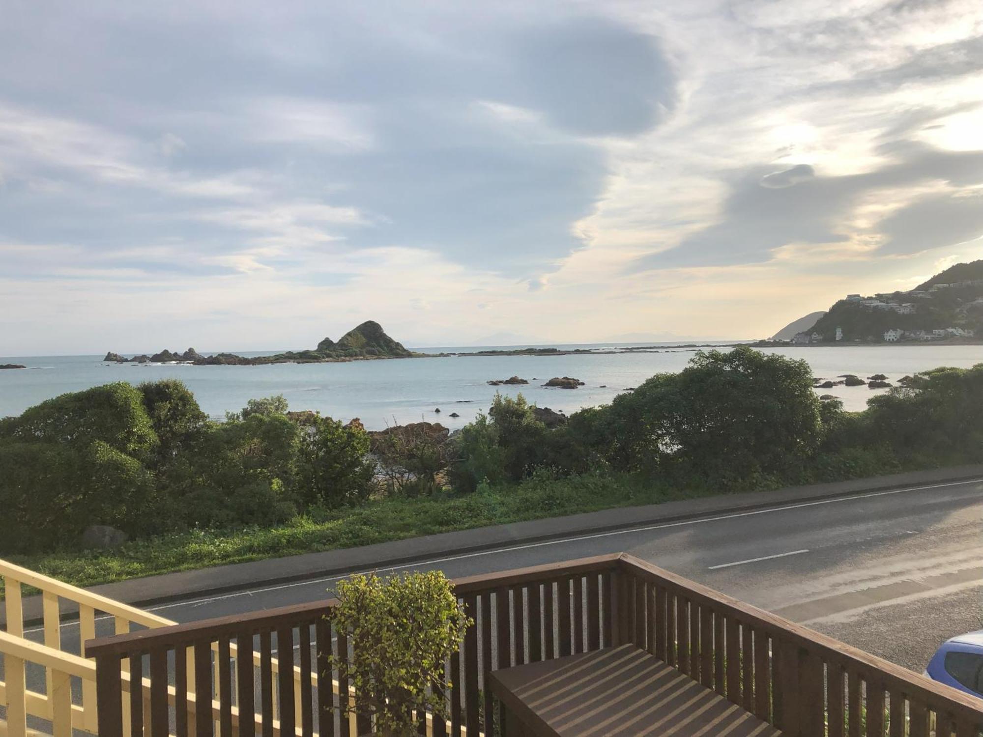 Seafront Haven In Island Bay With Deck, Outdoor Bath, And Parking Leilighet Wellington Eksteriør bilde