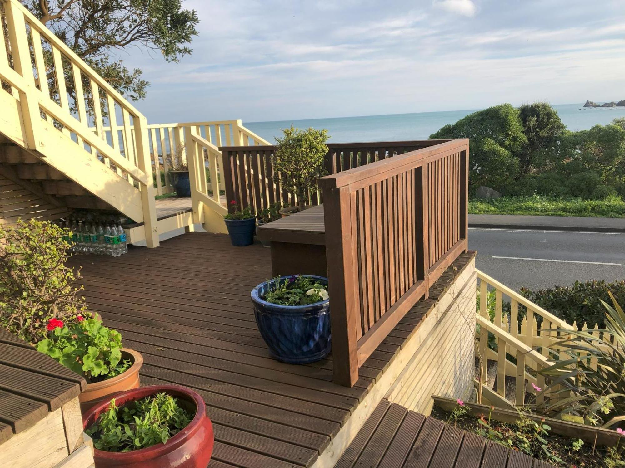 Seafront Haven In Island Bay With Deck, Outdoor Bath, And Parking Leilighet Wellington Eksteriør bilde