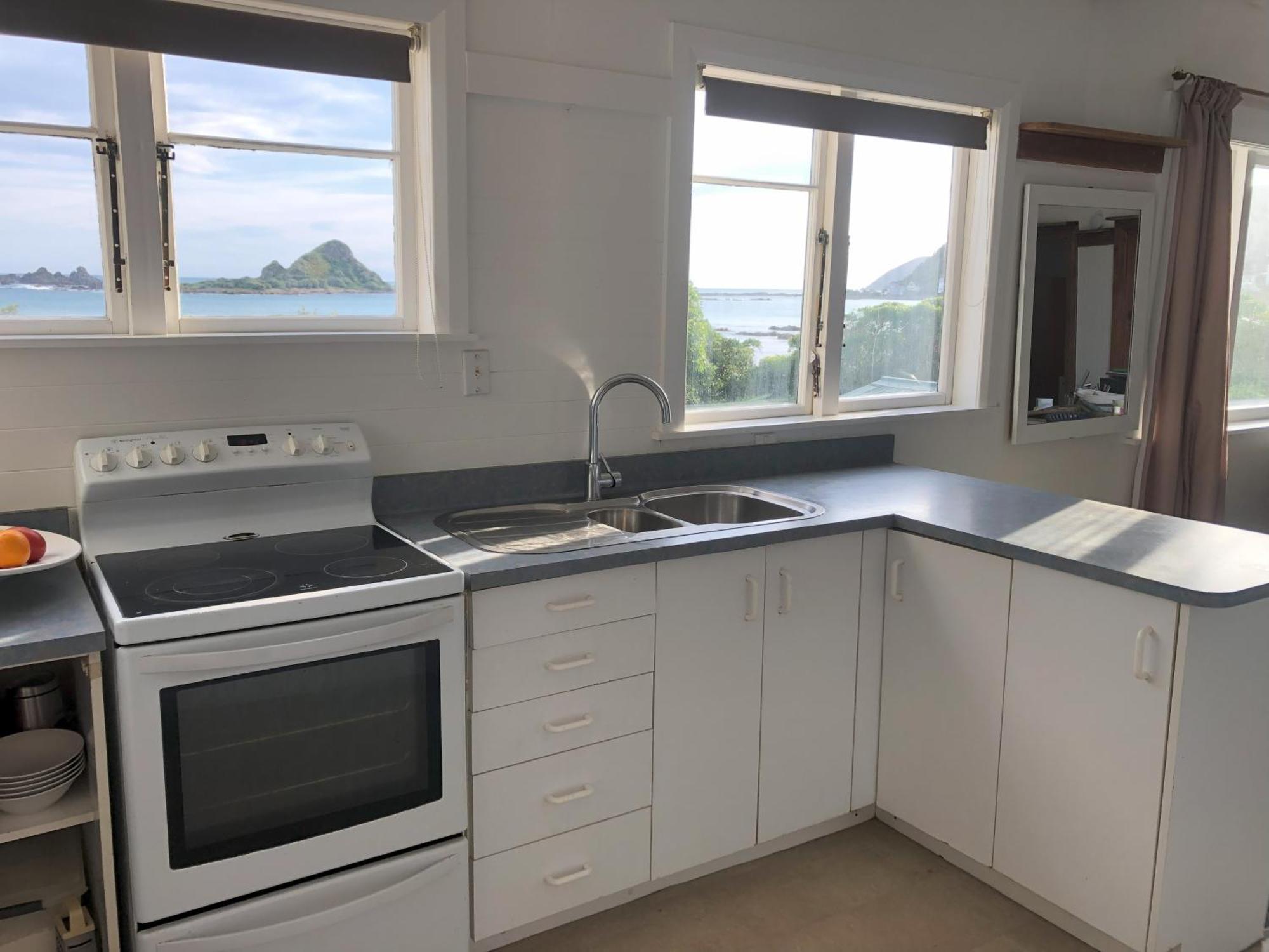 Seafront Haven In Island Bay With Deck, Outdoor Bath, And Parking Leilighet Wellington Eksteriør bilde
